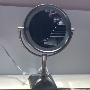 Double sided mirror (1 magnifying) with lighting